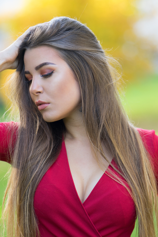 Красивая длинноволосая девушка в красном наряде