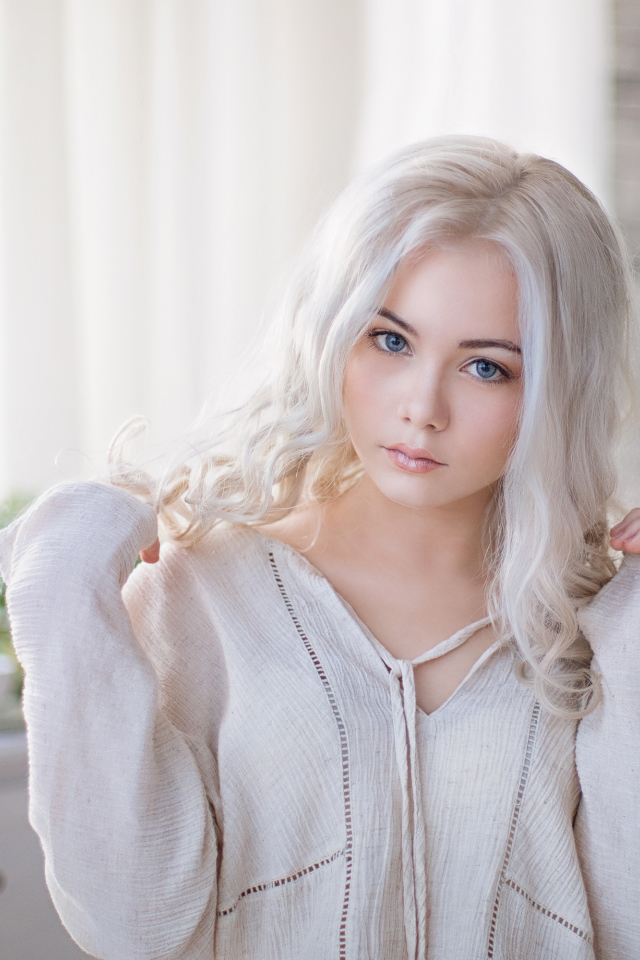 Красивая настоящая голубоглазая девушка блондинка