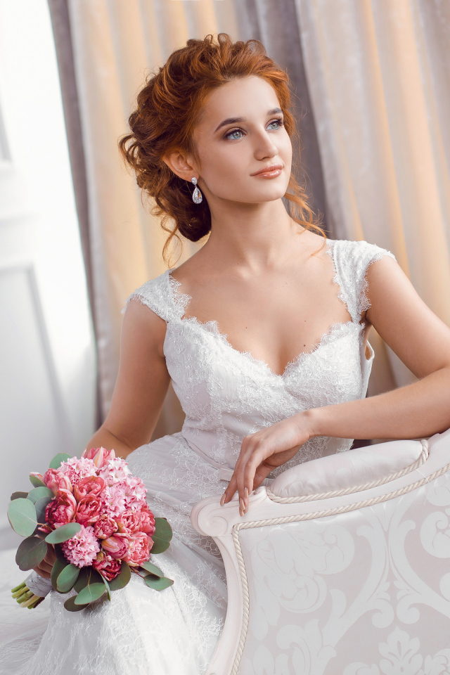 Красивая рыжеволосая девушка невеста в красивом свадебном платье