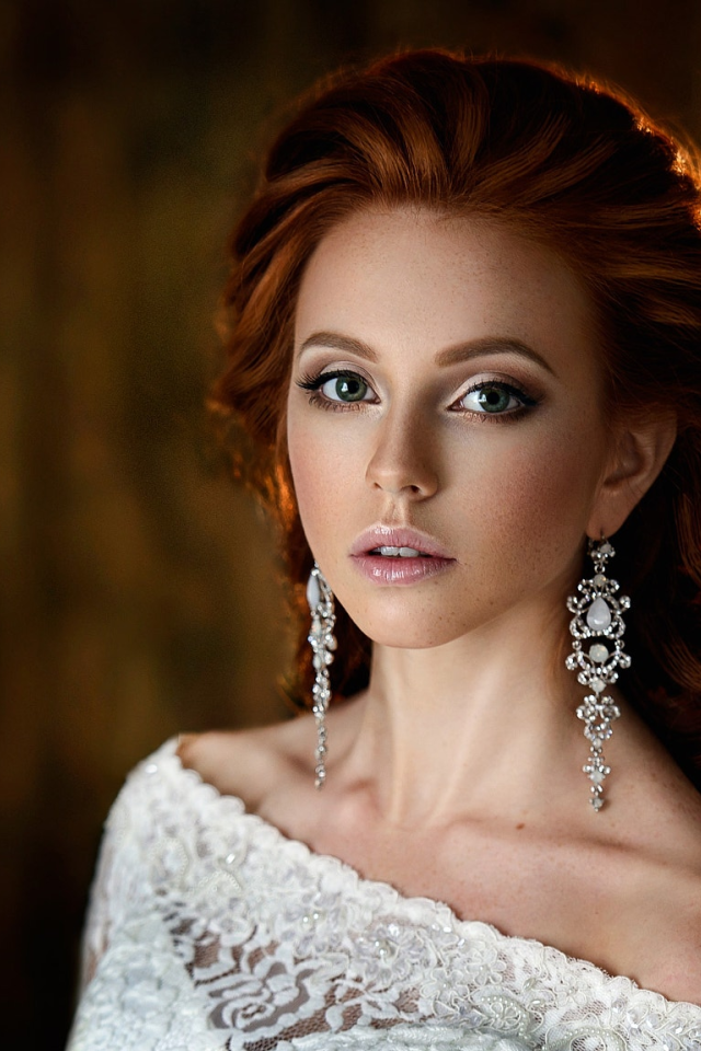 Красивая рыжеволосая девушка в белом платье 