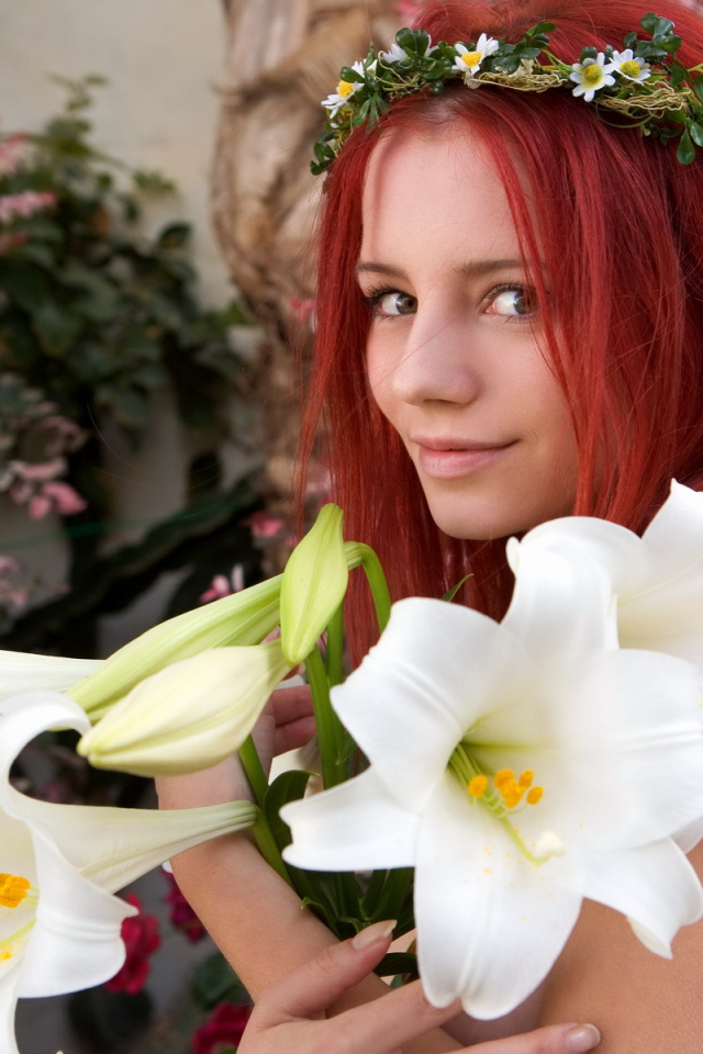 Красивая рыжеволосая девушка с букетом белых лилий