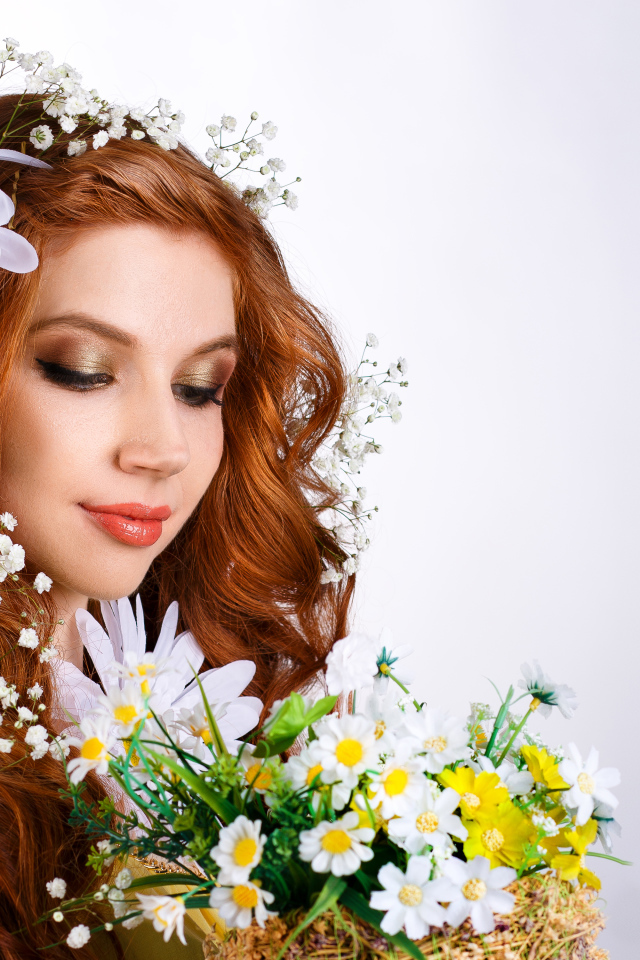 Красивая рыжеволосая девушка с цветами в волосах