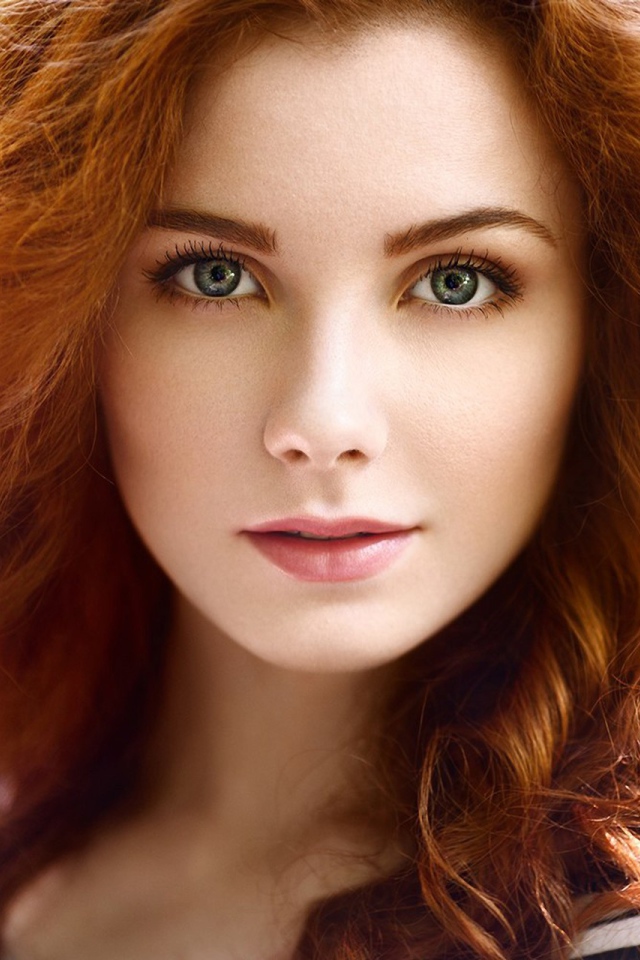 Красивая рыжеволосая девушка с зелеными глазами 