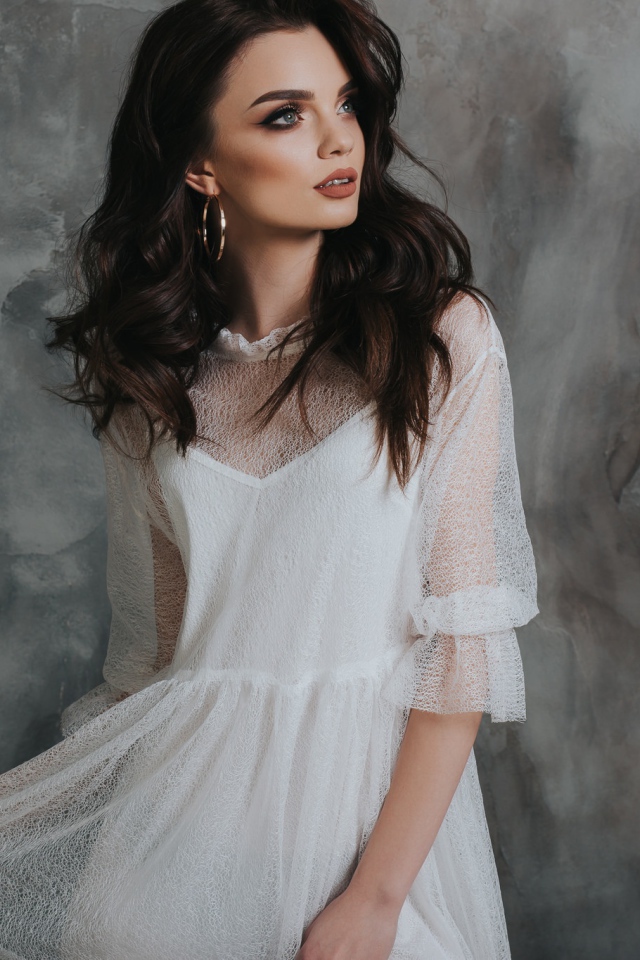 Красивая романтическая девушка брюнетка в белом платье