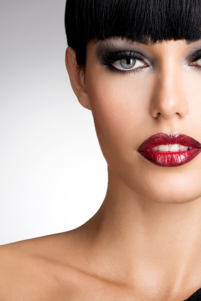 Красивая эффектная брюнетка с ярким макияжем