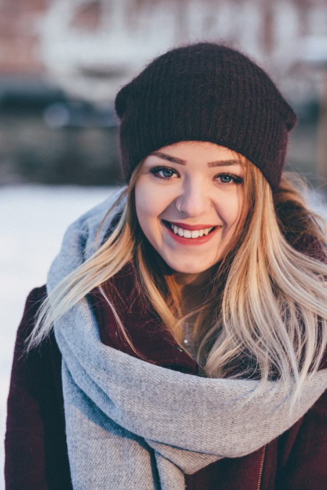 Красивая улыбающаяся девушка в зимней шапке