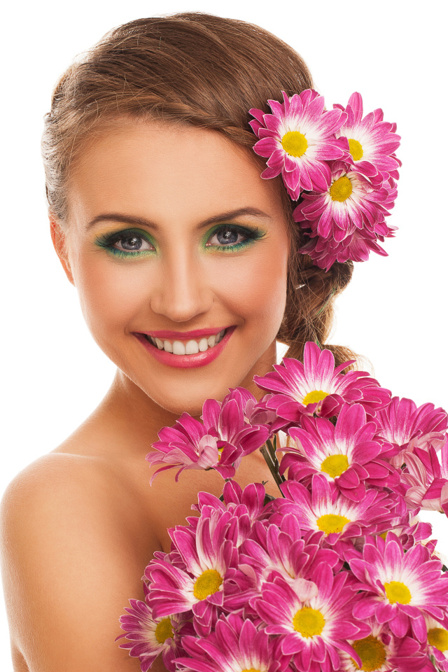 Красивая улыбающаяся девушка с букетом хризантем на белом фоне