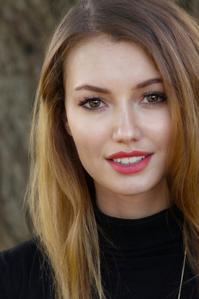 Красивая улыбающаяся девушка с карими глазами 