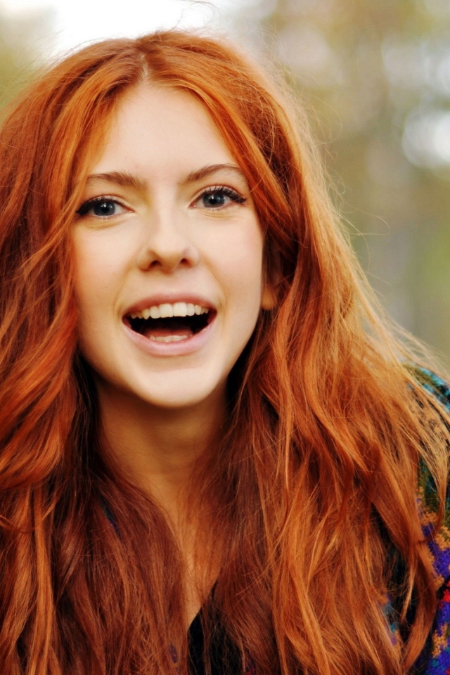 Красивая улыбающаяся рыжеволосая девушка