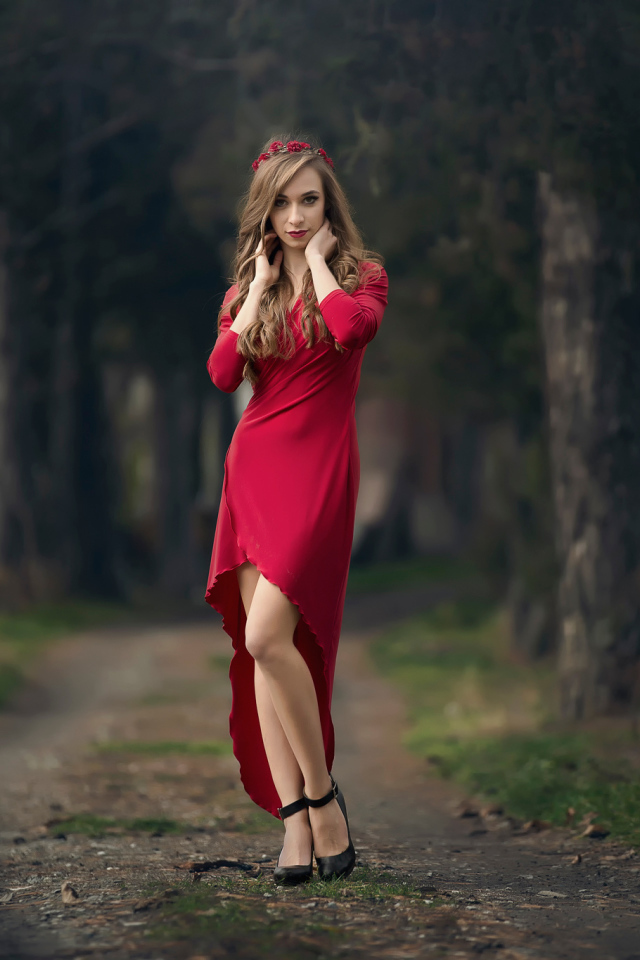 Красивая молодая девушка в красном платье 