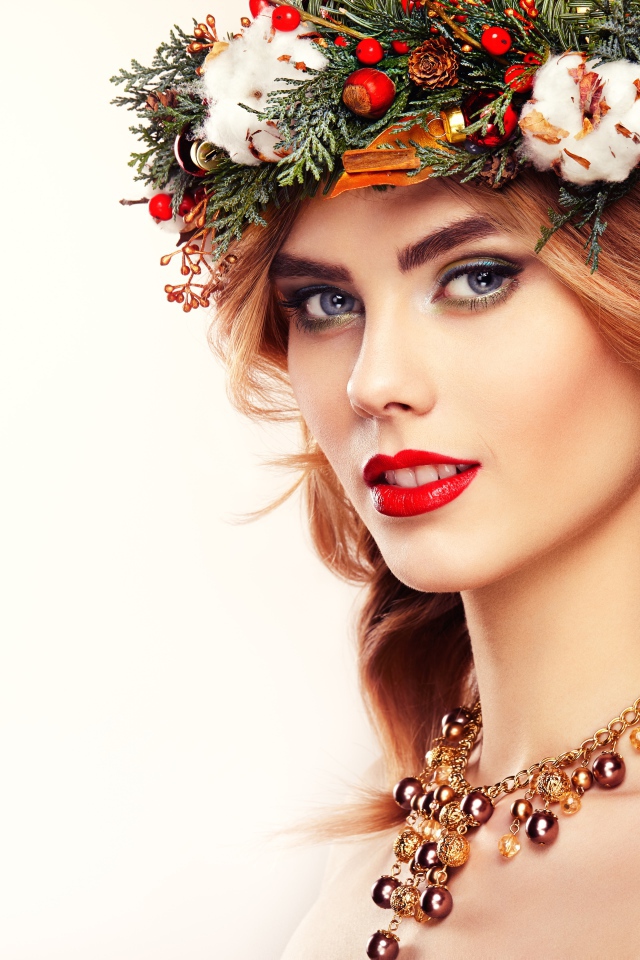 Красивая молодая девушка с венком на голове и красивыми украшениями