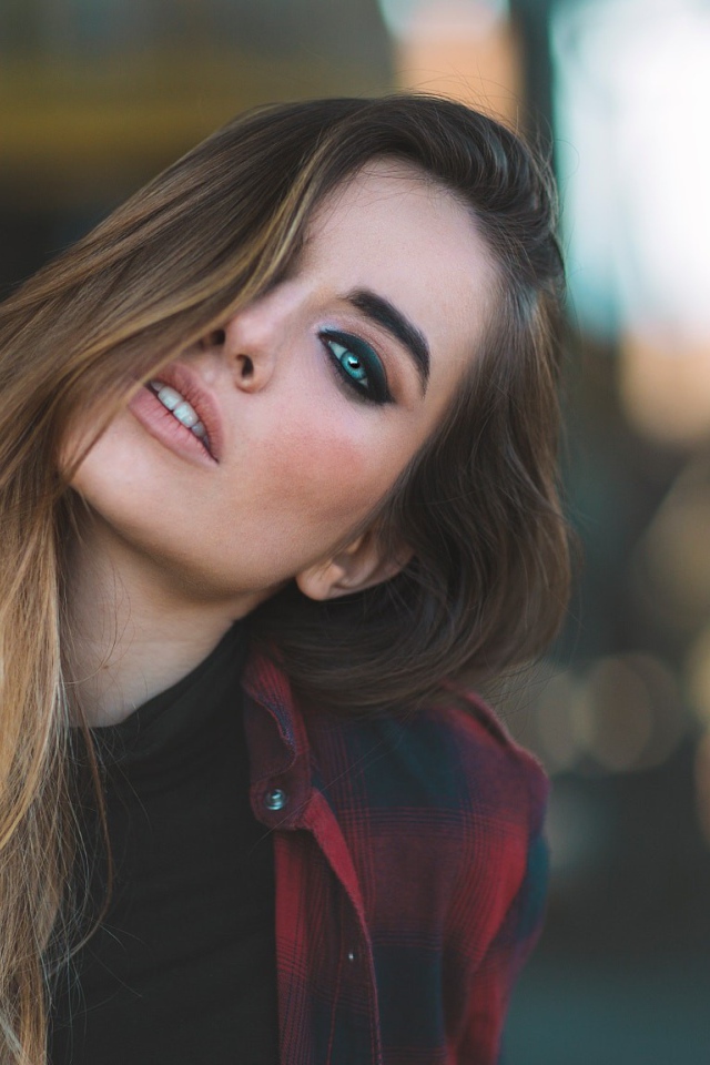 Красивая молодая девушка с длинными волосами 