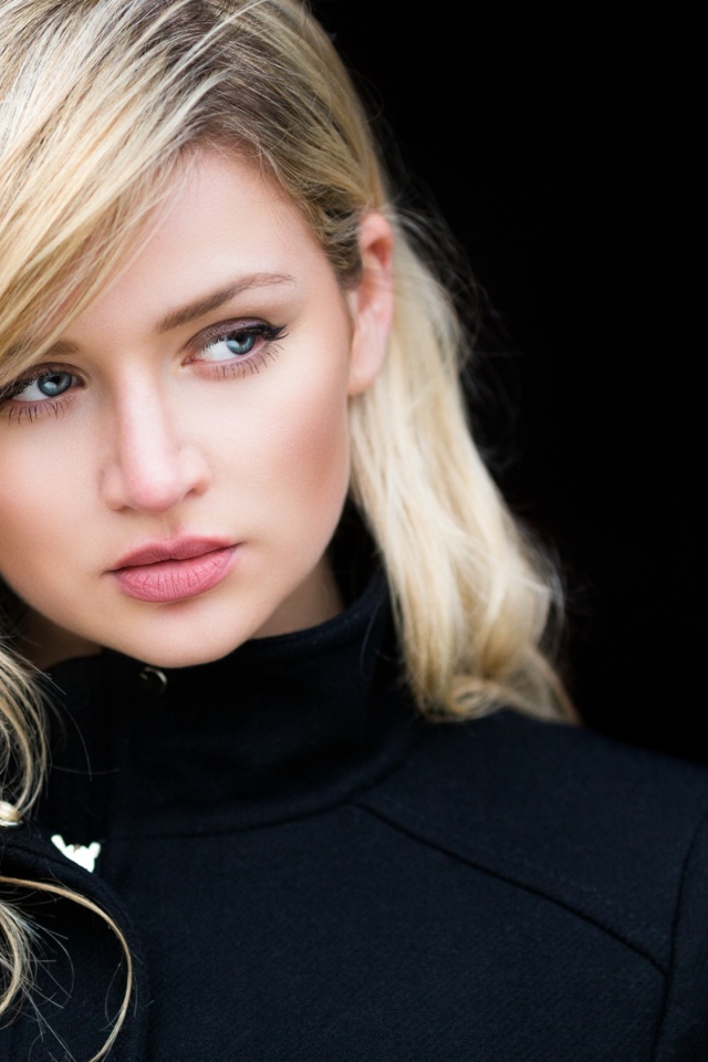 Девушка блондинка в черном пальто 