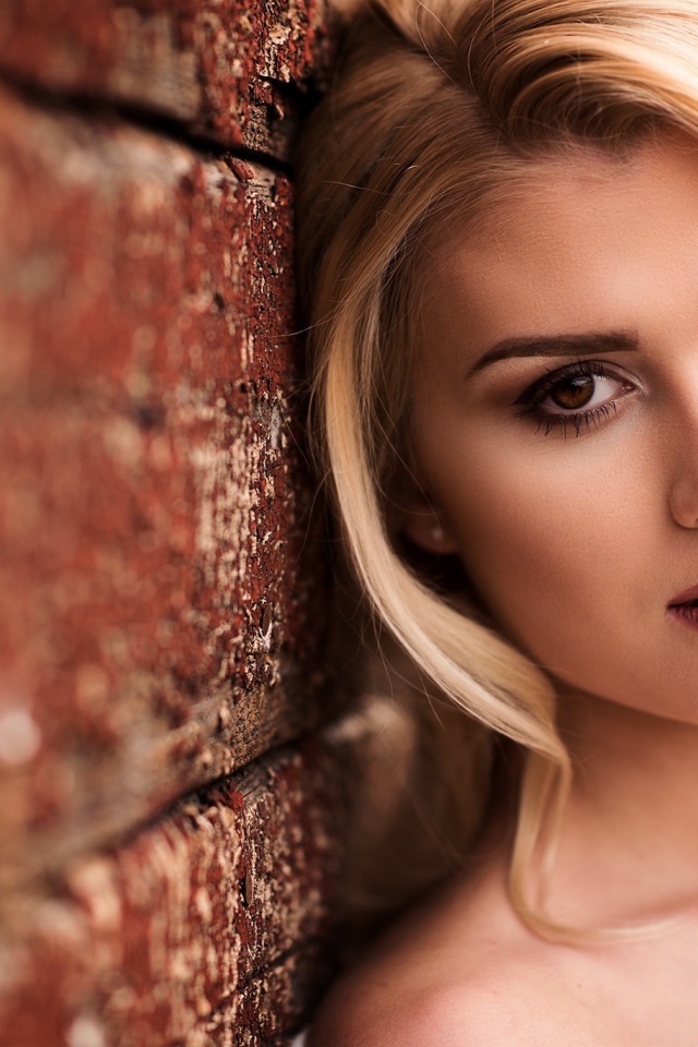 Девушка блондинка с карими глазами 