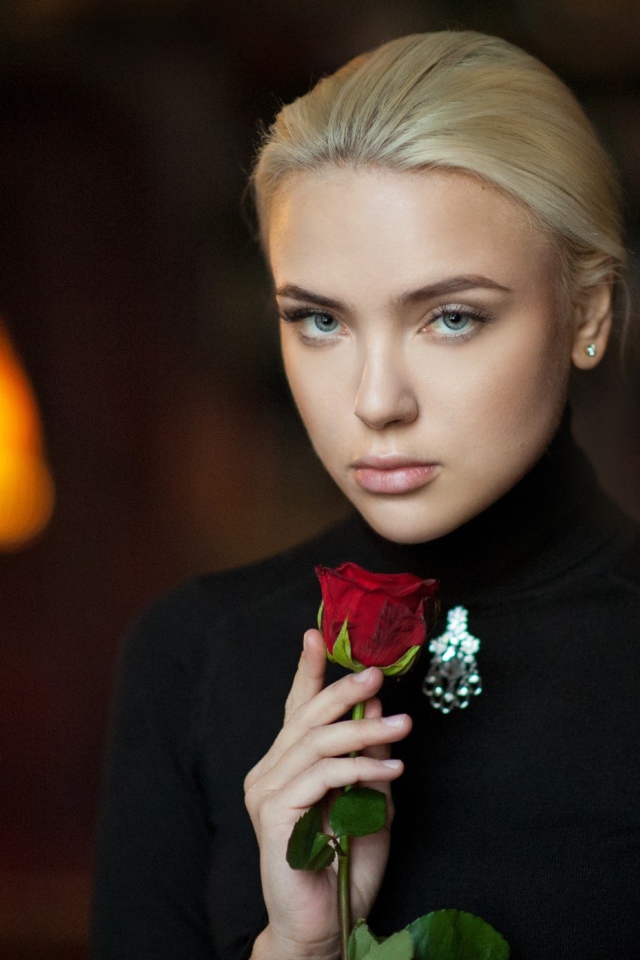 Девушка блондинка с красной розой 