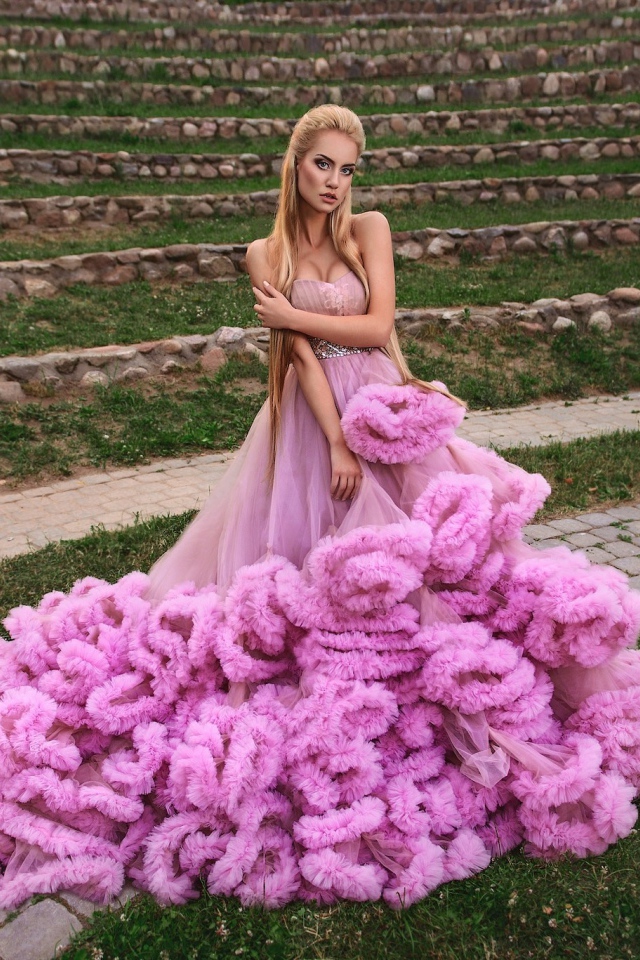 Девушка блондинка в красивом пышном розовом платье 