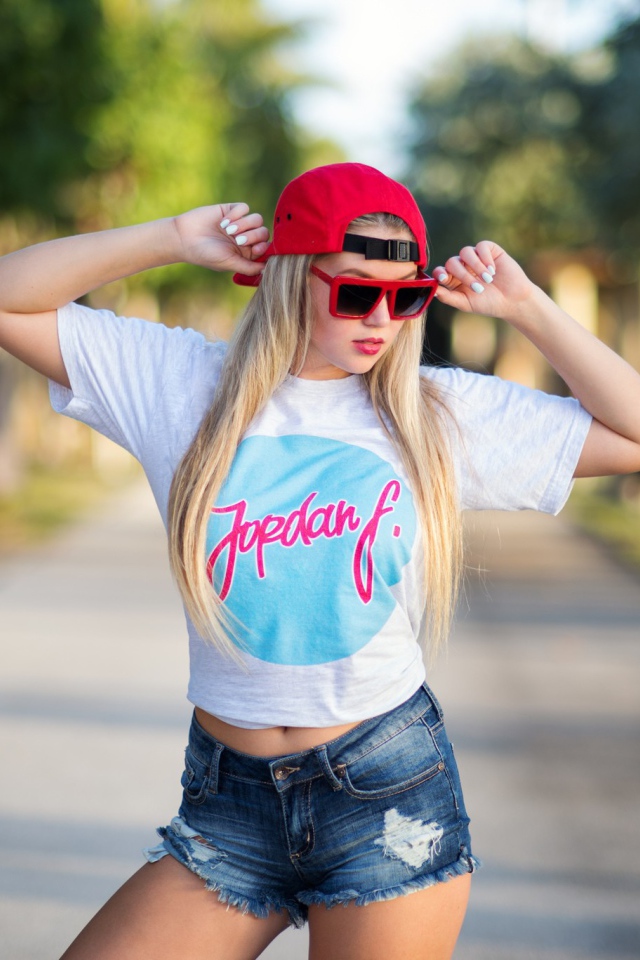 Девушка блондинка в красной кепке и очках 