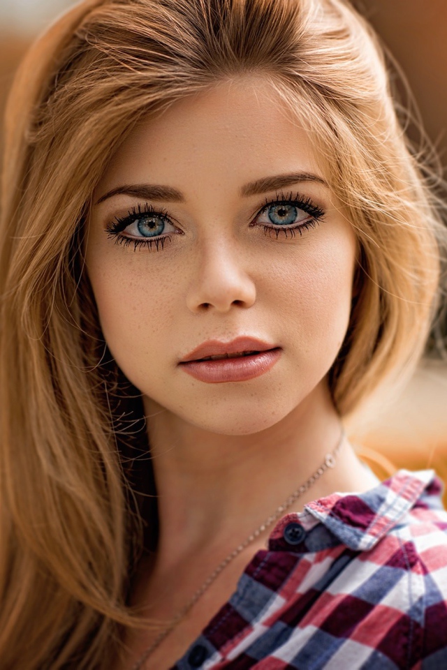 Девушка блондинка с красивыми голубыми глазами 