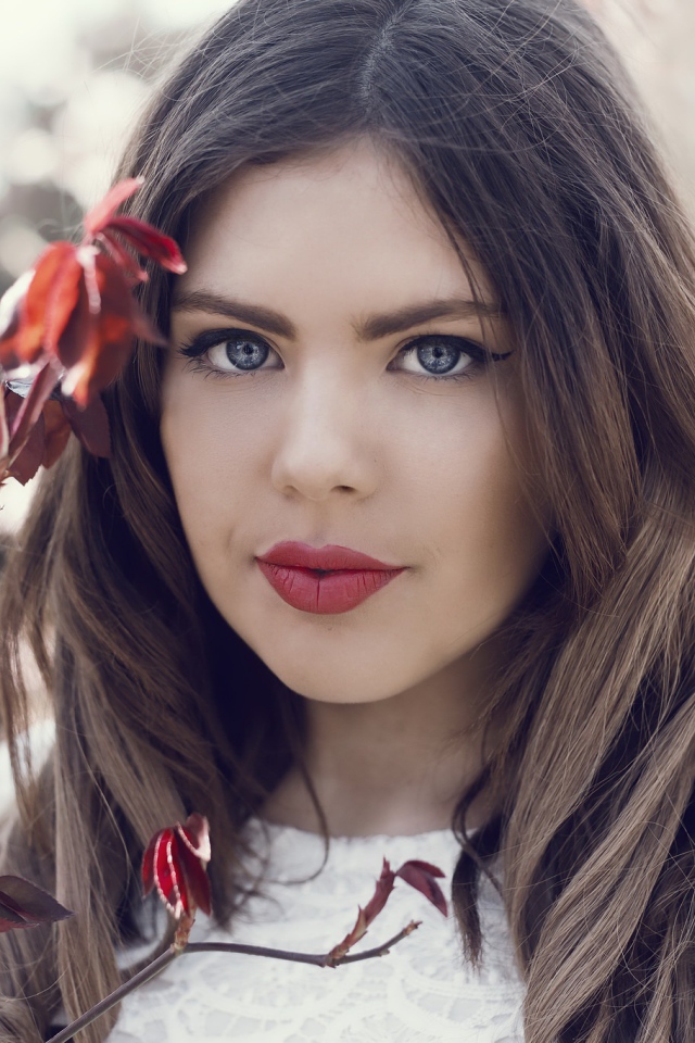 Голубоглазая красивая девушка брюнетка с красными губами