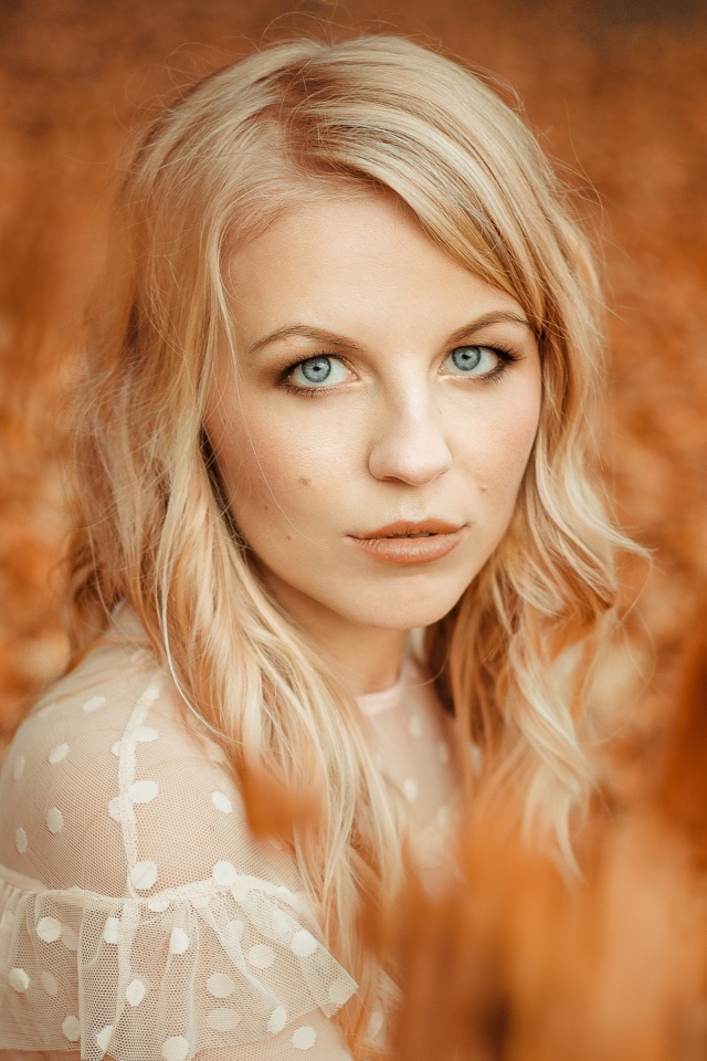 Голубоглазая девушка блондинка на фоне желтой листвы