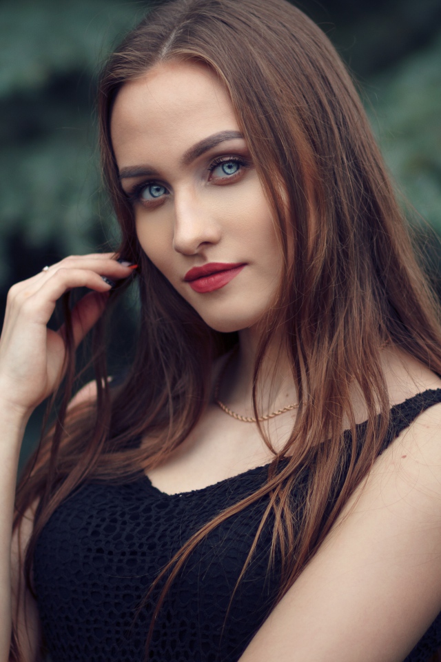 Голубоглазая девушка брюнетка в черном платье