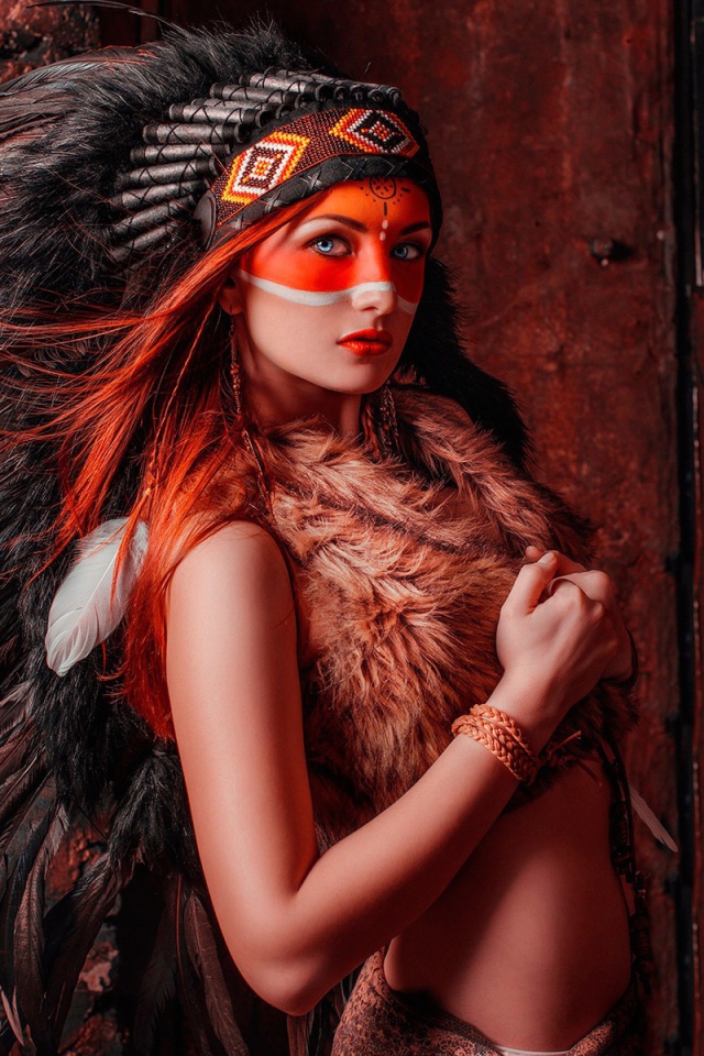 Голубоглазая девушка в костюме индейца 