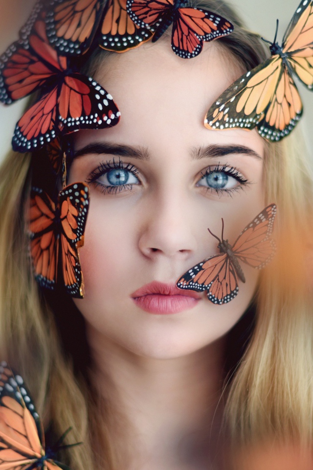 Голубоглазая девушка с бабочками на лице 