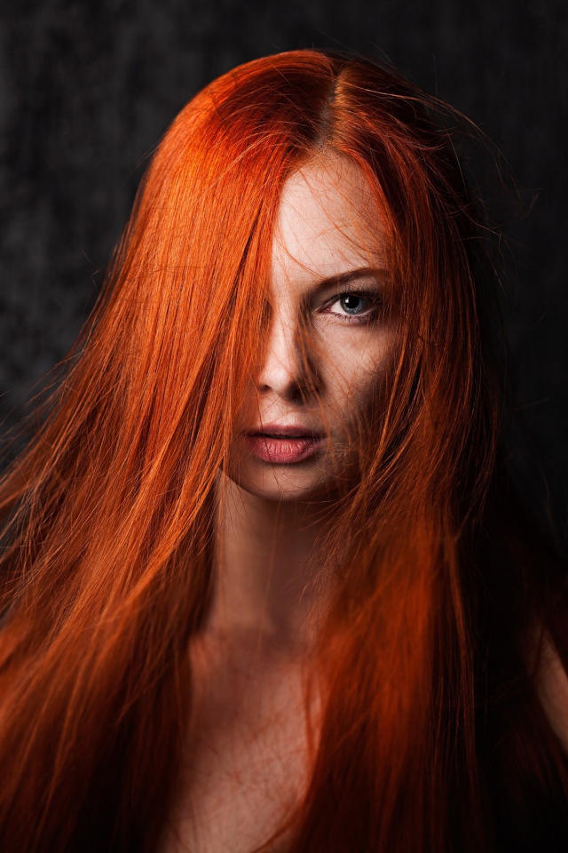 Голубоглазая девушка с огненно рыжими волосами 