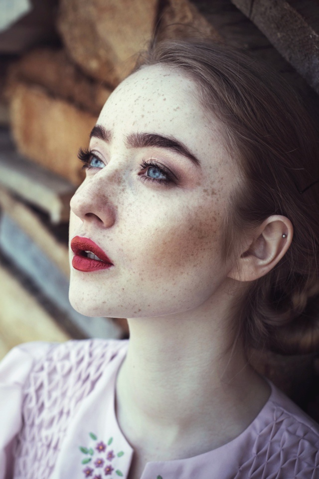 Голубоглазая девушка с веснушками на лице 