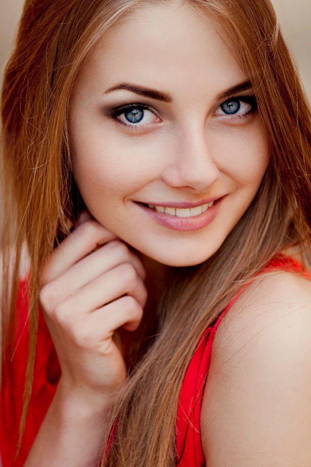 Голубоглазая девушка с длинными волосами 