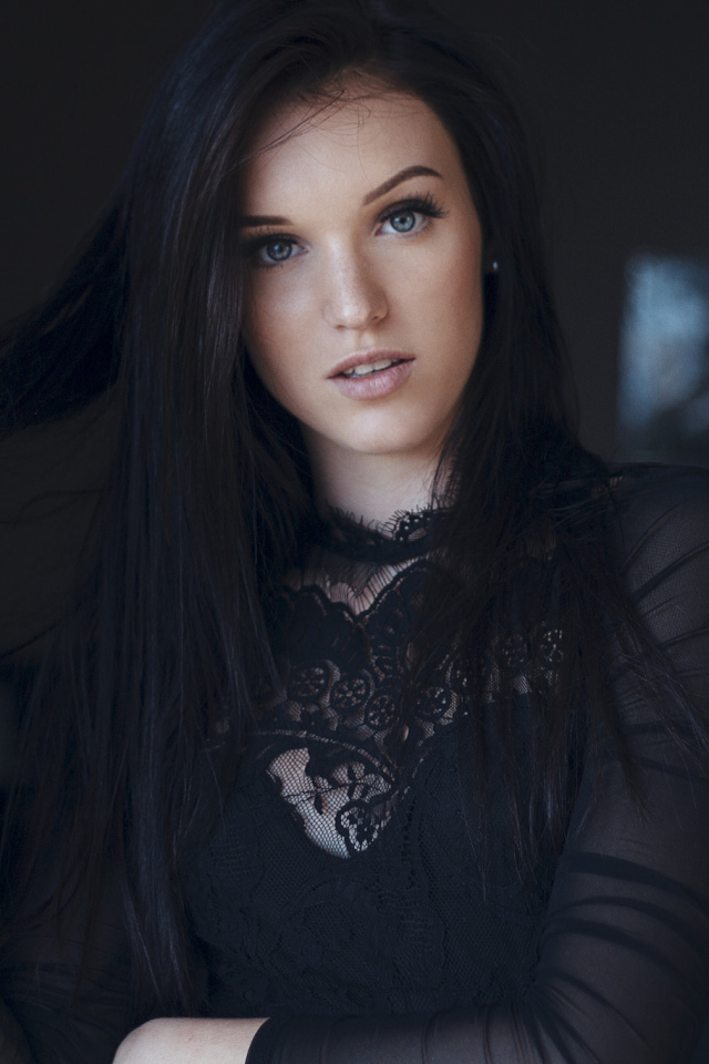 Голубоглазая эффектная брюнетка в черном платье