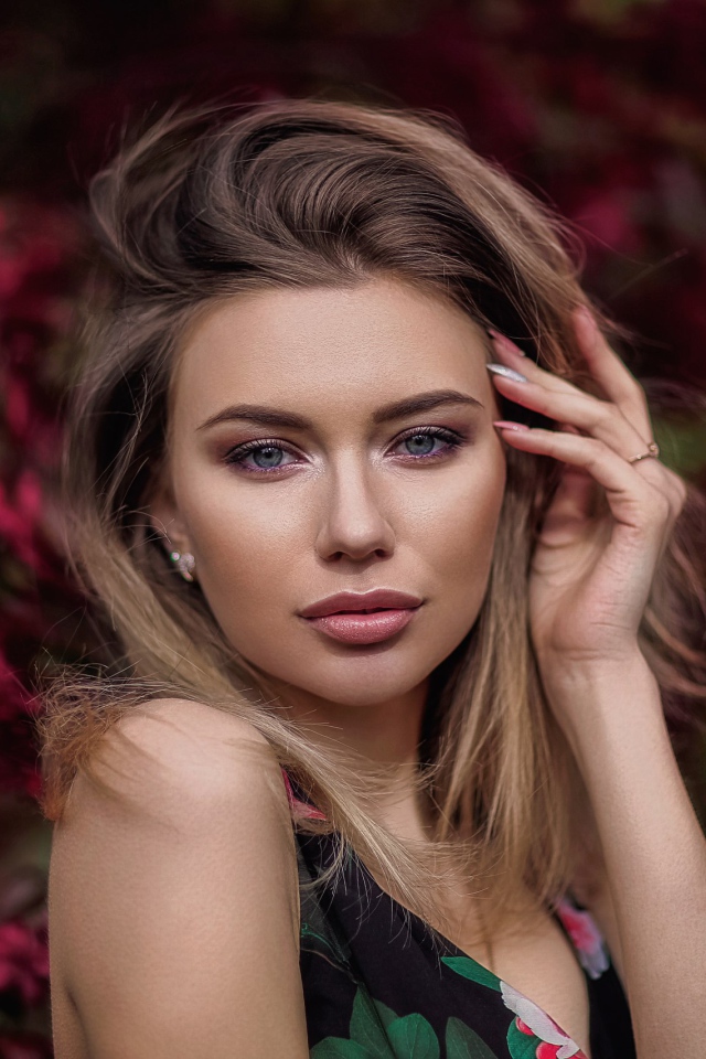 Яркая красивая девушка в цветастом платье