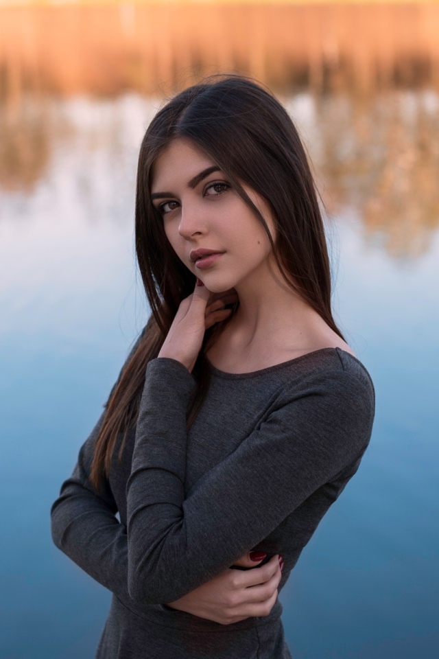 Кареглазая девушка брюнетка у водоема 