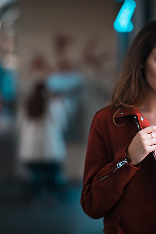 Кареглазая длинноволосая девушка брюнетка в красной куртке