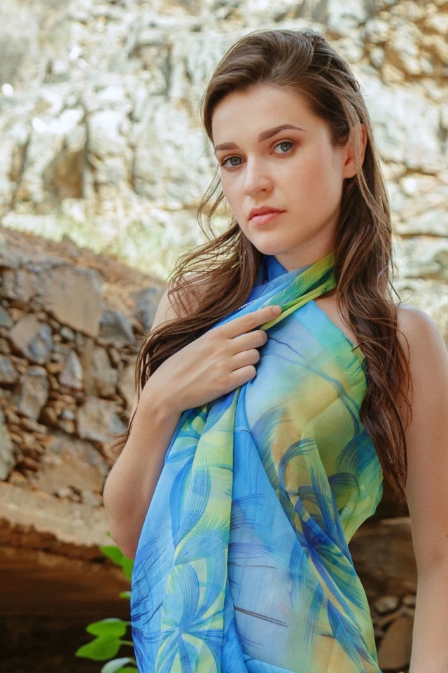 Девушка брюнетка в разноцветном парео