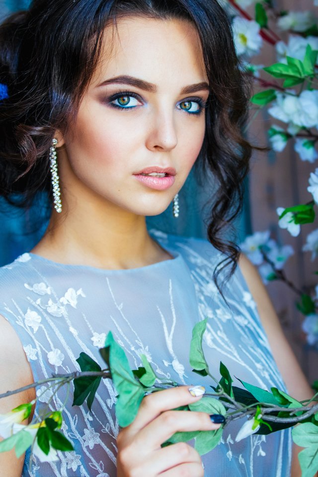 Девушка брюнетка с красивой прической 