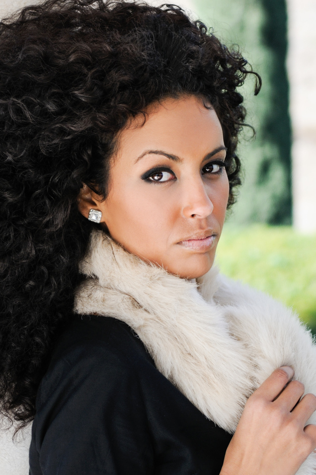 Девушка брюнетка с красивыми кудрявыми волосами