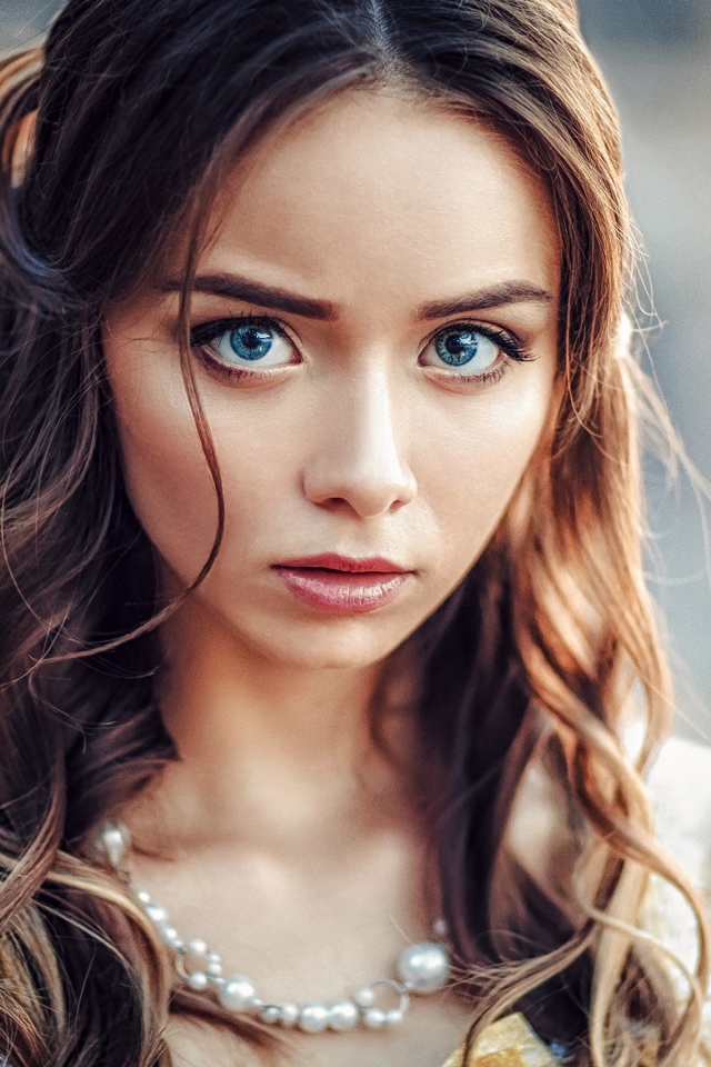 Девушка брюнетка с большими голубыми глазами 