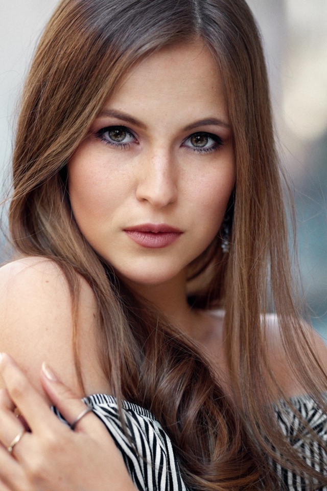 Девушка брюнетка с зелеными глазами 