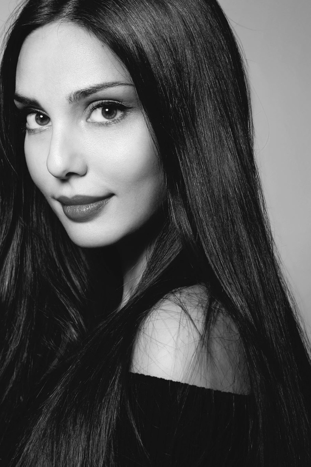 Девушка брюнетка с длинными волосами, черно белое фото 