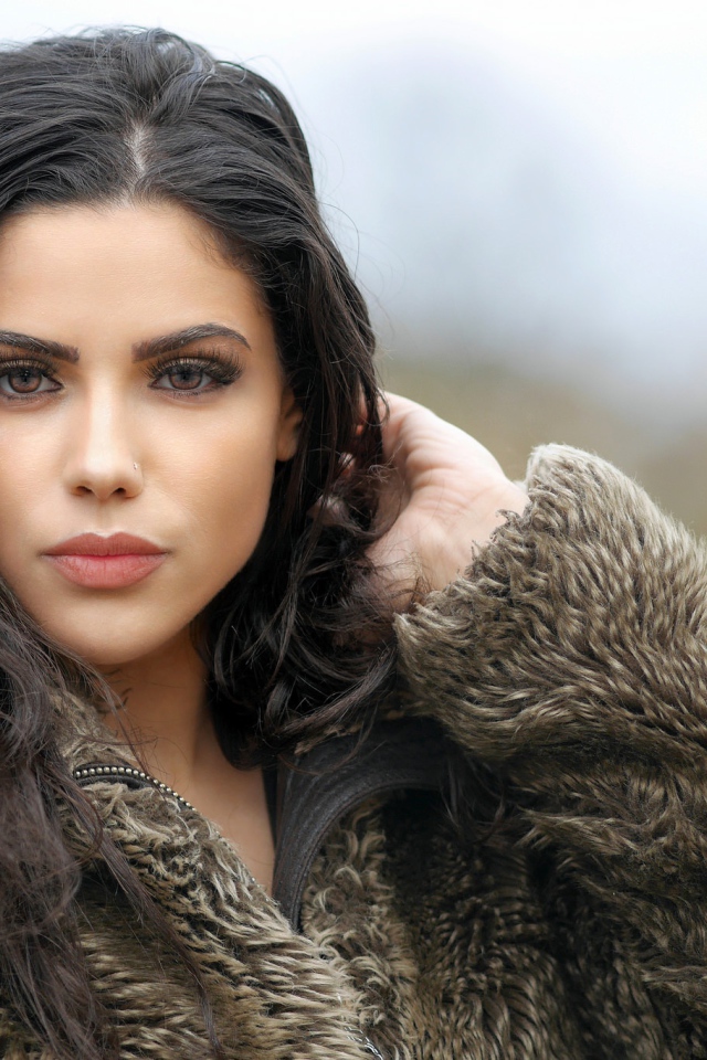 Брюнетка с карими глазами в шубе 
