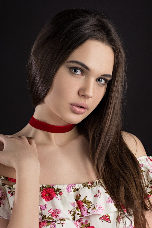 Брюнетка с длинными волосами в красивом сарафане 