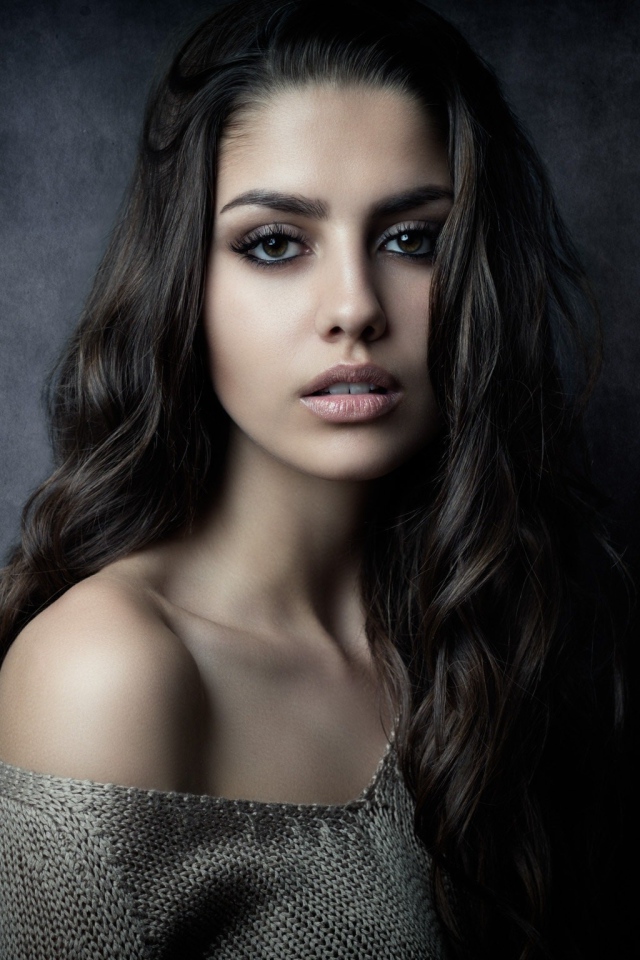 Нежная красивая девушка брюнетка с длинными волосами 