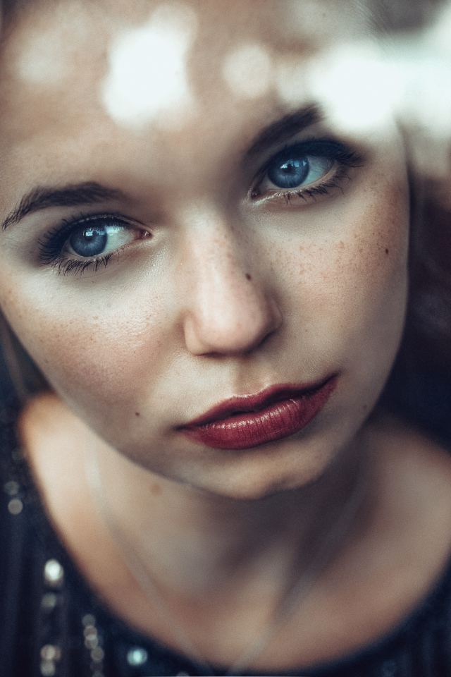 Нежная голубоглазая девушка с грустным лицом