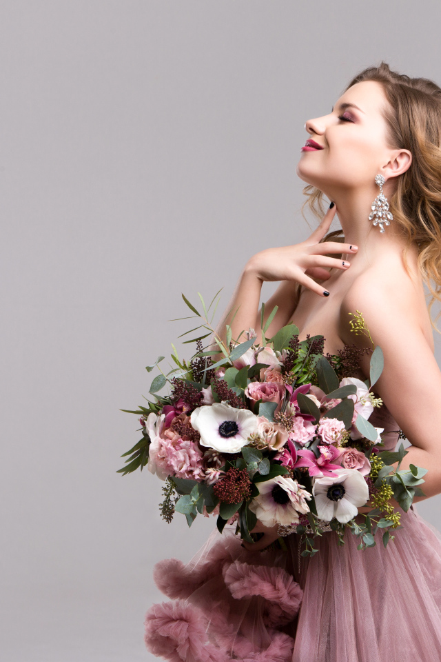 Нежная мечтательная девушка с букетом цветов анемоны