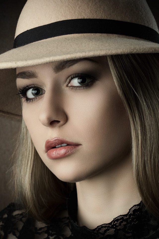 Лицо красивой девушки в большой шляпе 