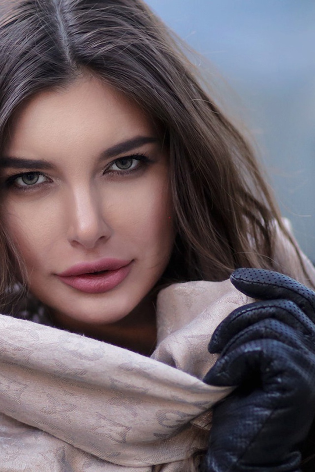 Русоволосая девушка в шарфе 