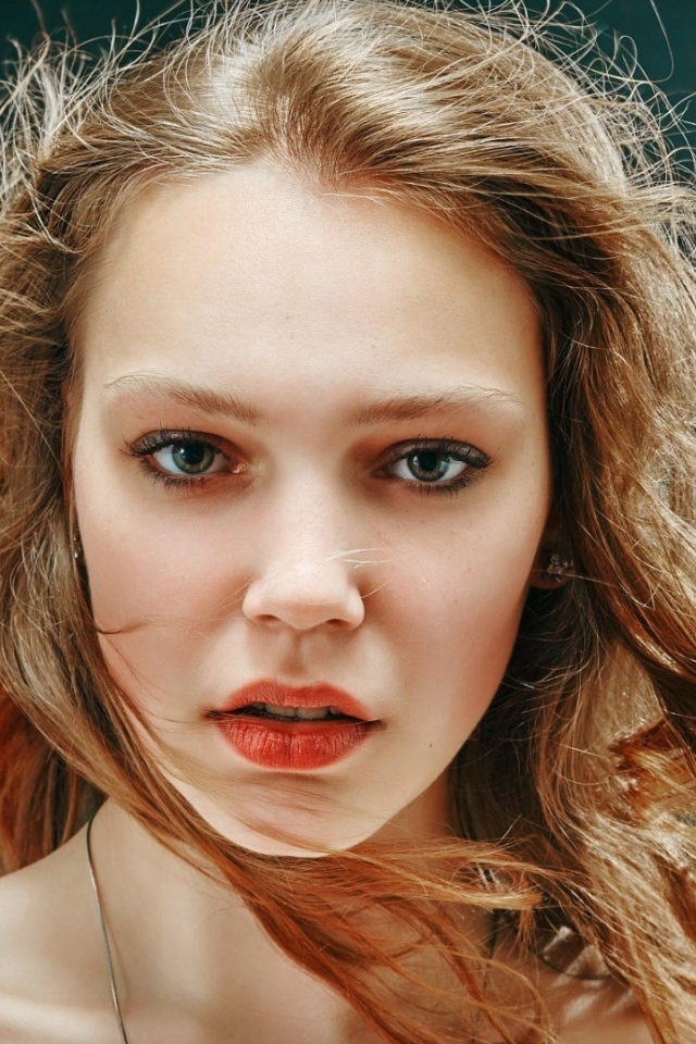 Нежная красивая молодая девушка с красивыми глазами 