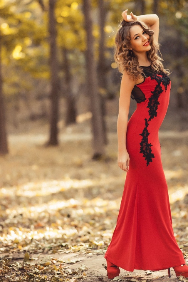 Девушка модель в длинном красном платье 