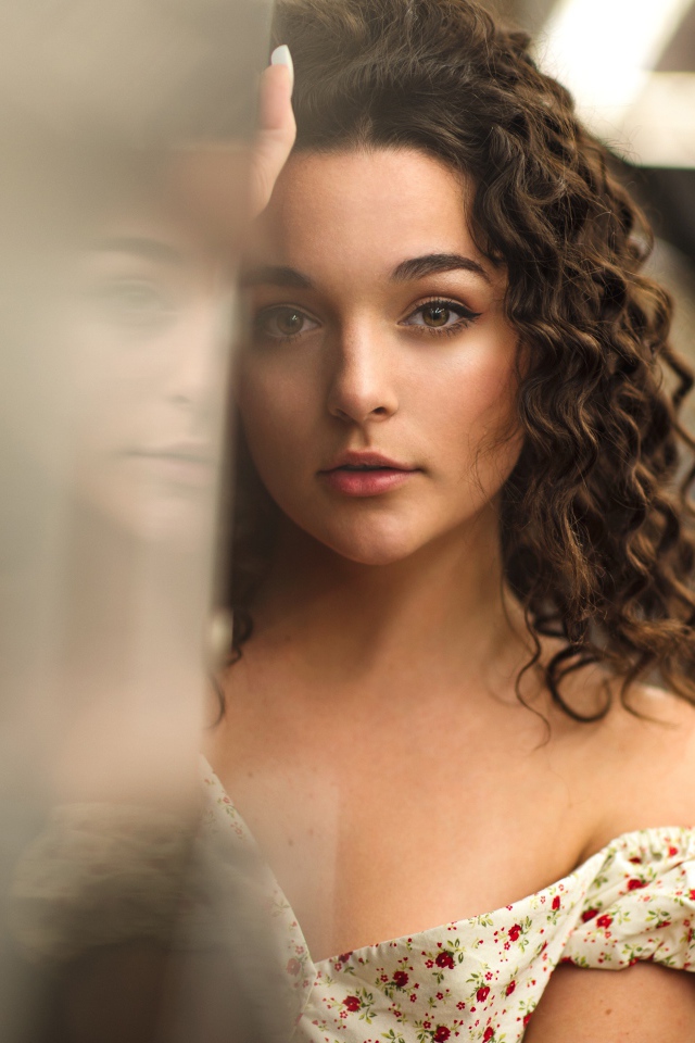 Девушка модель в цветастом сарафане